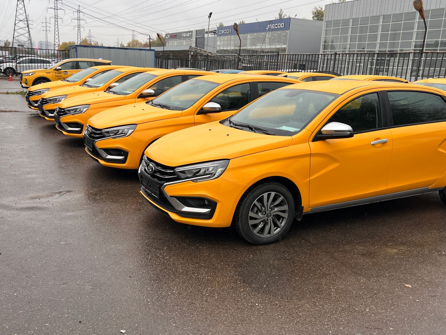 АВТОВАЗ НАЧАЛ ПОСТАВКИ СЕДАНОВ LADA AURA ДЛЯ ПАРТНЕРОВ СЕРВИСА ЯНДЕКС ТАКСИ