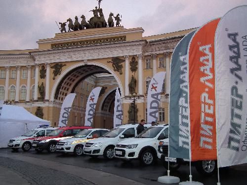 LADA на Дворцовой площади представила выставку спецавтомобилей