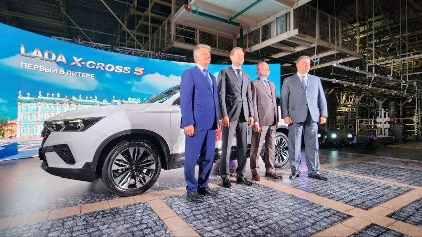 АВТОВАЗ ВЫПУСТИЛ В САНКТ-ПЕТЕРБУРГЕ ПЕРВЫЙ СЕРИЙНЫЙ LADA X-CROSS 5
