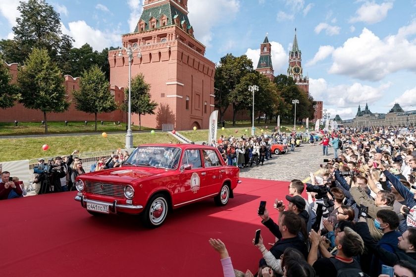 100 автомобилей LADA приняли участие в ГУМ-Авторалли