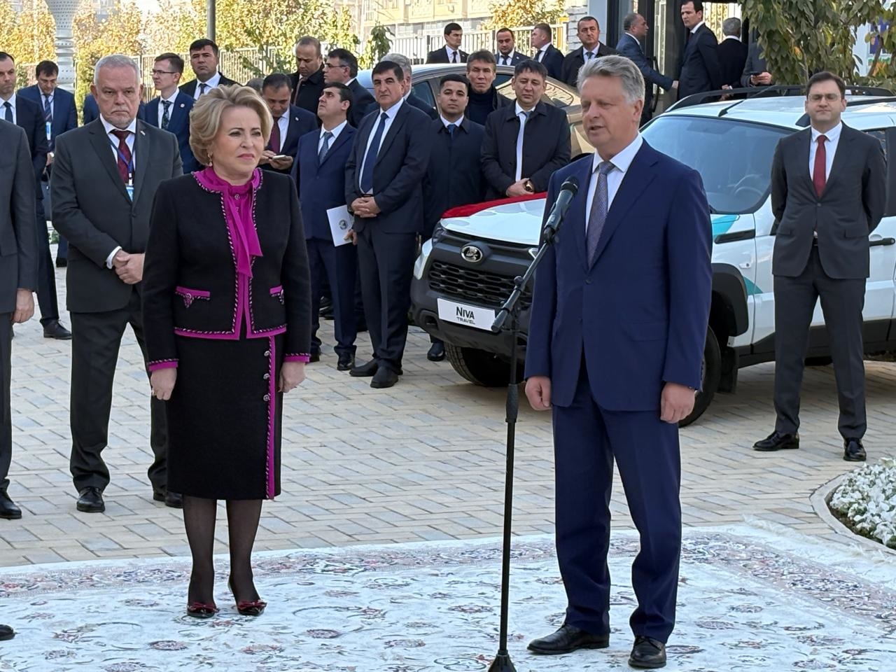 8 АВТОМОБИЛЕЙ LADA ПЕРЕДАНЫ РОССИЙСКО-ТАДЖИКСКИМ ШКОЛАМ