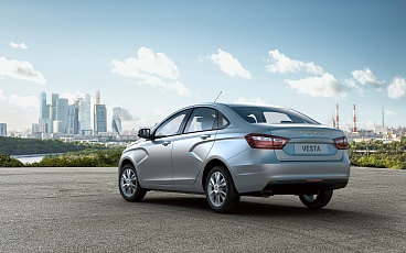 LADA Vesta седан вид сзади с датчиками системы безопасной парковки