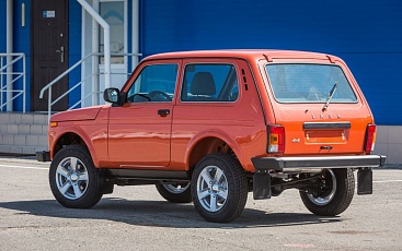 LADA 4x4 3 дв. вид левого борта и сзади